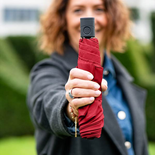 Test FARE-Schirme: Jung, frisch und leicht in Doppelrot