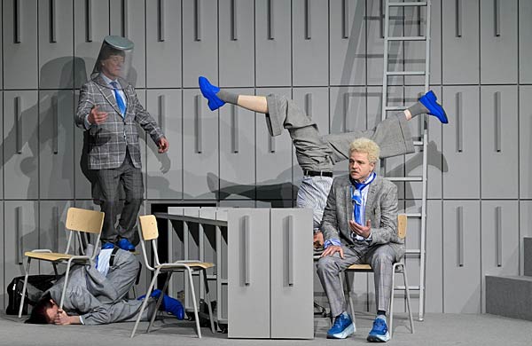 Schauspiel 'Bandscheibenvorfall' vom Staatsschauspiel Dresden im Schauspiel Duisburg