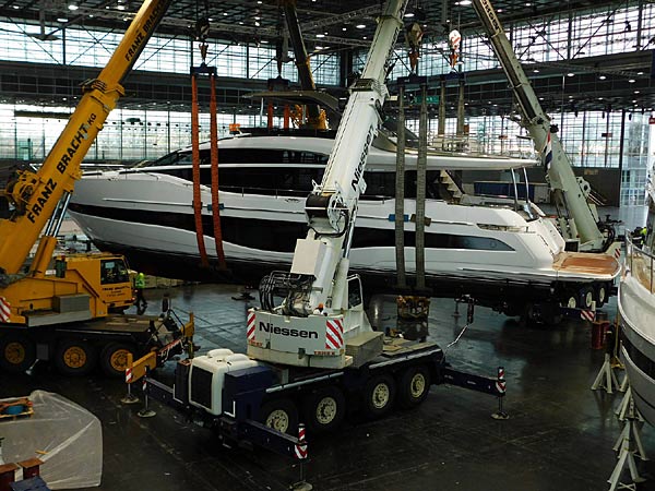 Messe 'boot D&uuml;sseldorf' 2025 - Ankunft der 'Prinzessinnen'