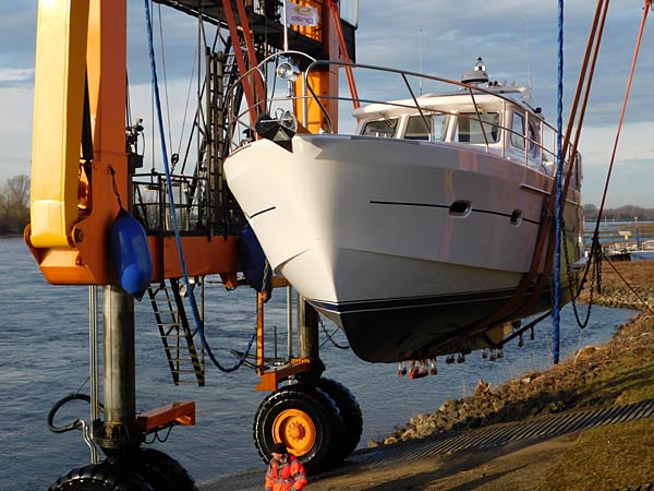 Auskranung der 'boot'-Yachten 2026 durch Big Willi in D&uuml;sseldorf