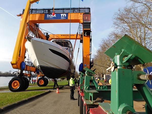 Auskranung der 'boot'-Yachten 2026 durch Big Willi in D&uuml;sseldorf