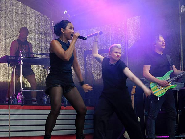 'Broicher Schlossparty' 2025 mit der 'Deluxe - die Radioband' auf Schloss Broich in Mülheim an der Ruhr