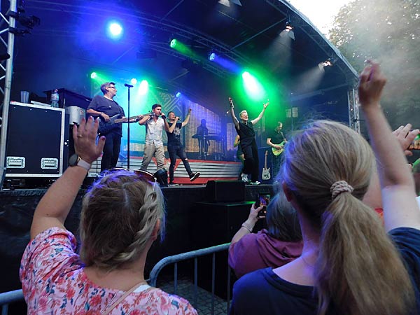 'Broicher Schlossparty' 2025 mit der 'Deluxe - die Radioband' auf Schloss Broich in Mülheim an der Ruhr