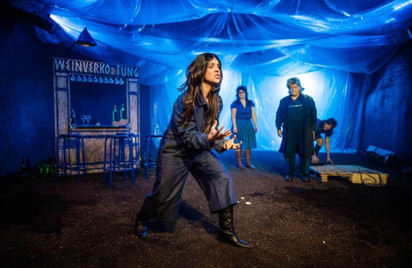 Schauspiel 'Der Frieden' im Schlosstheater Moers