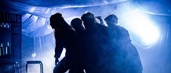 Schauspiel 'Der Frieden' im Schlosstheater Moers