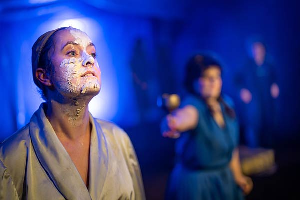 Schauspiel 'Der Frieden' im Schlosstheater Moers