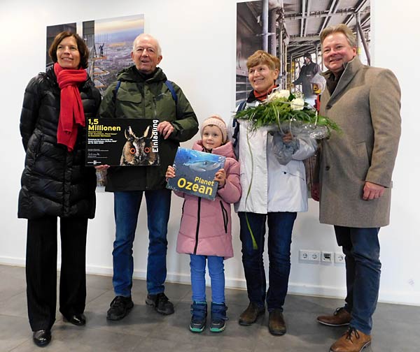 Jubil&auml;umsbesucher in der Ausstellung 'Planet Ozean' im Gasometer Oberhausen