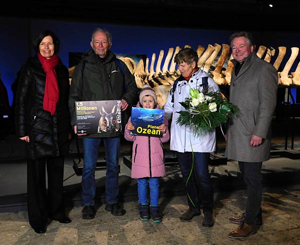 Jubil&auml;umsbesucher in der Ausstellung 'Planet Ozean' im Gasometer Oberhausen