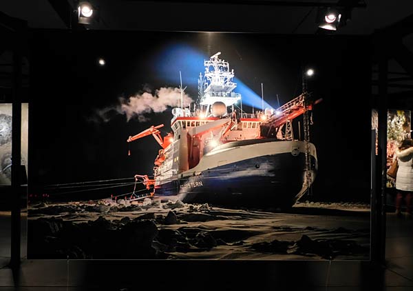 Jubil&auml;umsbesucher in der Ausstellung 'Planet Ozean' im Gasometer Oberhausen