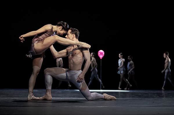 Ballett 'Grey Area' von der Deutschen Oper am Rhein in Duisburg