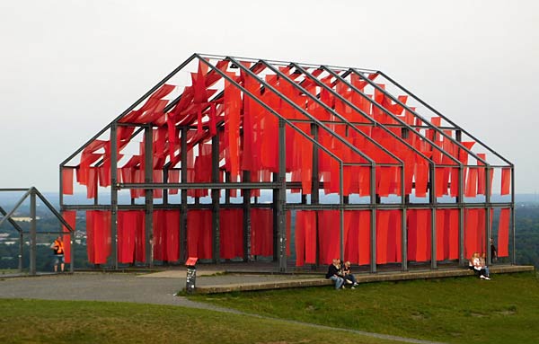 Installation 'Windzeichnung' von Danuta Karsten auf der Halde Norddeutschland
