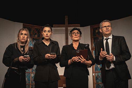 Komödie 'Kalter Weißer Mann' im Theater im Rathaus in Essen