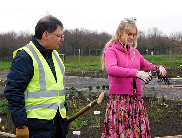 Pflanzung der ersten Rose im IGA-Zukunftsgarten Rheinpark in Duisburg durch die Steinfurther R&ouml;senk&ouml;nigin Theresa Hildebrand