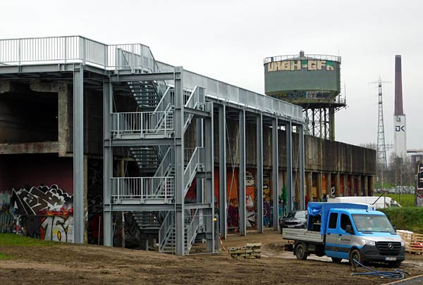 Pflanzung der ersten Rose im IGA-Zukunftsgarten Rheinpark in Duisburg durch die Steinfurther R&ouml;senk&ouml;nigin Theresa Hildebrand