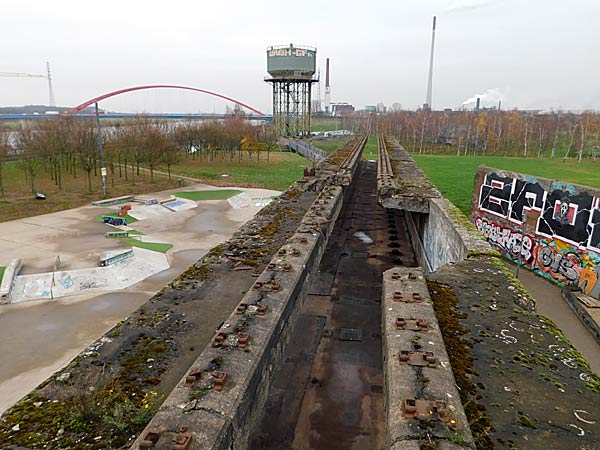 Pflanzung der ersten Rose im IGA-Zukunftsgarten Rheinpark in Duisburg durch die Steinfurther R&ouml;senk&ouml;nigin Theresa Hildebrand