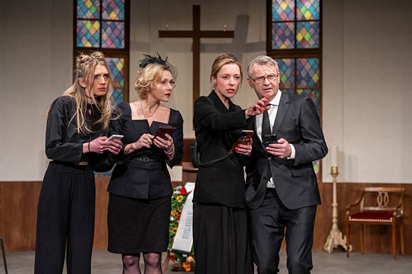 Kom&ouml;die 'Kalter wei&szlig;er Mann' im Theater an der K&ouml; in D&uuml;sseldorf