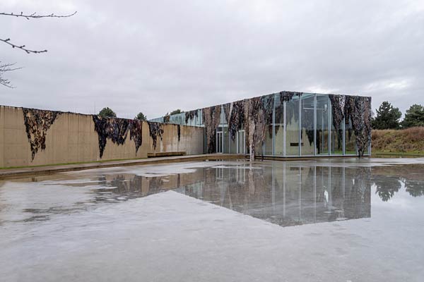 Austellung 'Der Weg des gr&ouml;&szlig;ten Widerstandes - Fabian Knecht mit Ihor Okuniev in der Langen Foundation