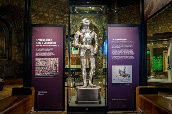 Enth&uuml;llung der historischen Kr&ouml;nungsr&uuml;stungim Royal Armouries Museum im Tower of London
