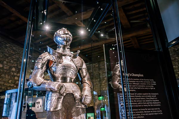 Enth&uuml;llung der historische Kr&ouml;nungsr&uuml;stungim Royal Armouries Museum im Tower of London