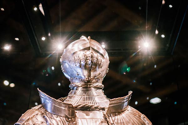 Enth&uuml;llung der historische Kr&ouml;nungsr&uuml;stungim Royal Armouries Museum im Tower of London