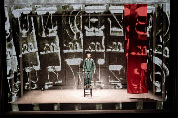 Schauspiel 'Fremder als der Mond' im Schauspiel Duisburg