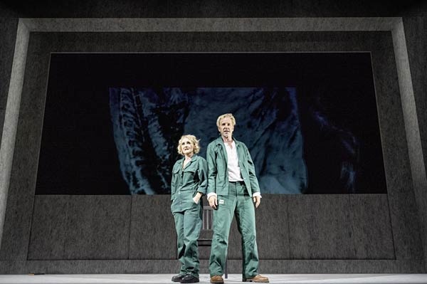 Schauspiel 'Fremder als der Mond' im Schauspiel Duisburg