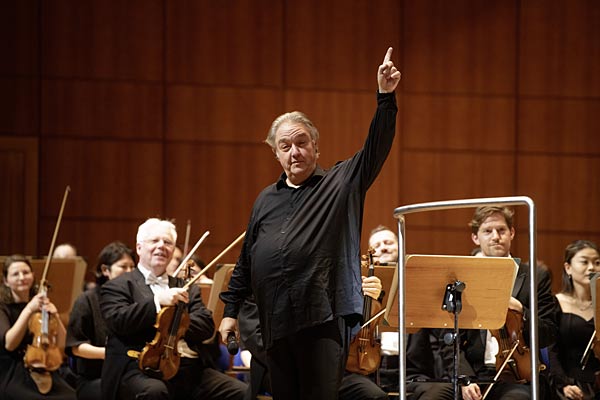 2. Sinfoniekonzert der Duisburger Philharmoniker unter Generalmusikdirektor Stefan Blunier in der Mercatorhalle Duisburg