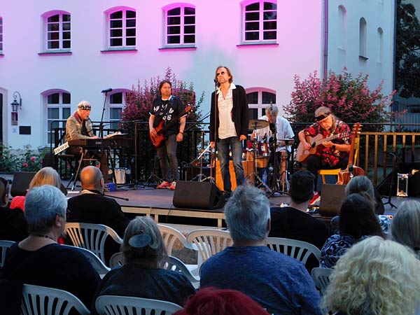 Kulturfestival 'Ruhrorter Campusabende' open air bei Haniel in Duisburg-Ruhrort - Mick Haering und D-Purple