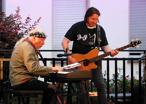 Kulturfestival 'Ruhrorter Campusabende' open air bei Haniel in Duisburg-Ruhrort - Mick Haering und D-Purple