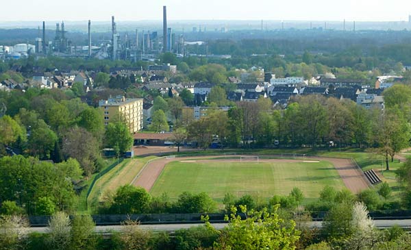 Halde Rungenberg in Gelsenkirchen mit der Sch&uuml;ngelbergsiedlung