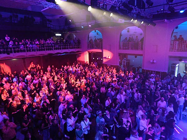 Mit-Sing-Konzert 'NightWash � Das Sing Ding' im Ebertbad in Oberhausen