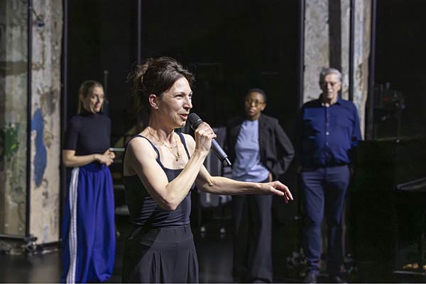 Schauspiel 'und im Blau zu verschwinden' im Schauspiel Duisburg