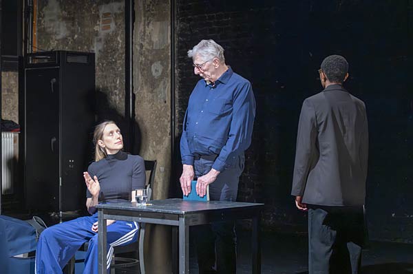 Schauspiel 'und im Blau zu verschwinden' im Schauspiel Duisburg