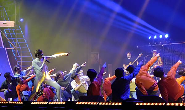 Show 'urbanatix: outa space' 2025 im RuhrCongress Bochum