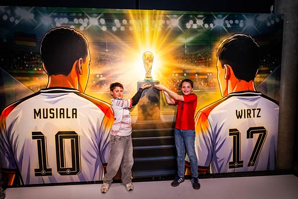 Ausstellung 'SUPERHEROES. Jamal Musiala. Florian Wirtz. The Immersive Experience' im Deutschen Fu&szlig;ballmuseum Dortmund