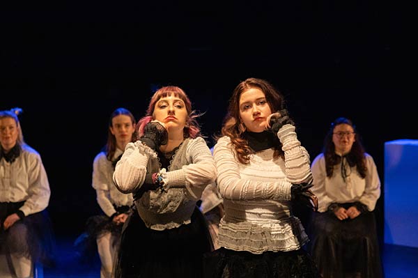 Schauspiel 'Ein Zimmer f&uuml;r sich alleine' im Schauspiel Duisburg