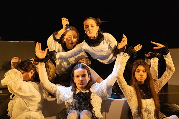 Schauspiel 'Ein Zimmer f&uuml;r sich alleine' im Schauspiel Duisburg